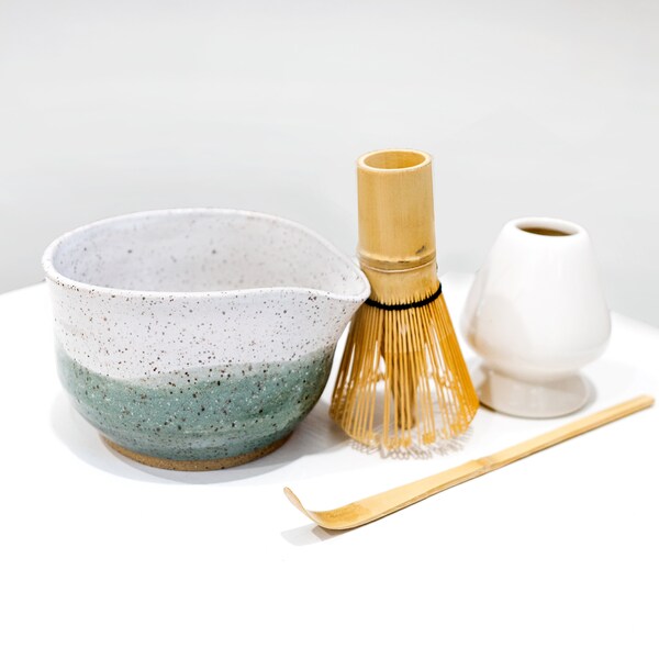 Keramik Matcha Schüssel Geschenk Set, grün und weiß gesprenkelt, Schüssel mit Ausgießer, Schneebesen Halter Ständer, Schaufel, japanische Chawan und Chasen