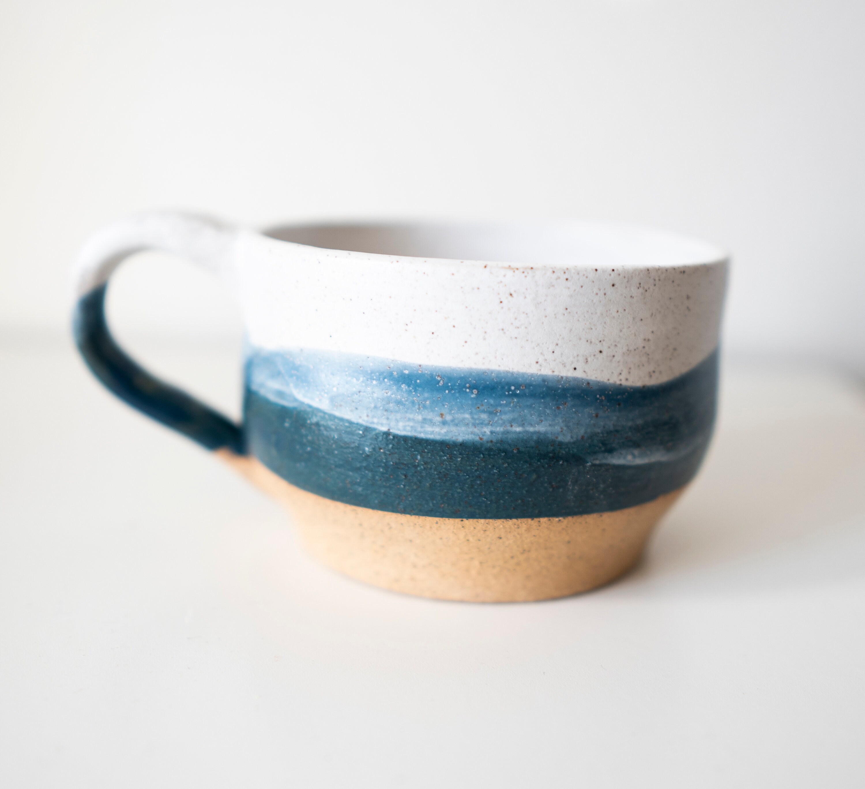Mug Moucheté en Céramique Blanche et Bleue, Tasse à Café, Moderne Faite La Main