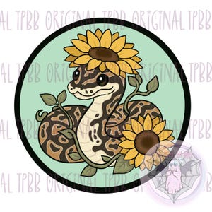Puede incluir: Ilustración digital de una serpiente adornada con una corona de girasoles, vides y girasoles. La serpiente presenta marcas marrones y beige, sobre un fondo verde claro dentro de un círculo negro. Diseño lindo.