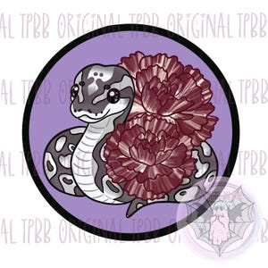 Puede incluir: Ilustración digital de una serpiente gris y blanca con manchas negras, rodeada de dos flores de color burdeos. La imagen está sobre un fondo lavanda dentro de un círculo negro.