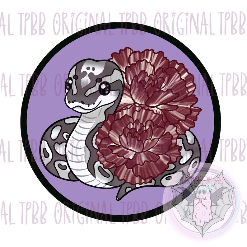 Może przedstawiać: Cyfrowa ilustracja szarego i białego węża z czarnymi plamami, otoczonego dwoma bordowymi kwiatami. Obraz umieszczony jest na lawendowym tle w czarnym okręgu.