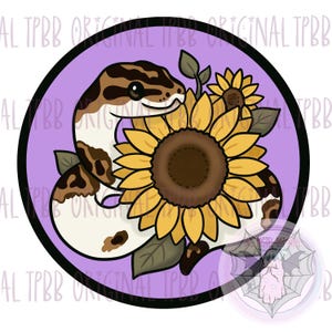 Puede incluir: Ilustración digital de una serpiente con marcas marrones y blancas, enrollada alrededor de un girasol grande y otro más pequeño. El diseño está sobre un fondo lavanda dentro de un círculo negro. El texto "AL TPBB ORIGINAL TPBB" se repite en el borde.