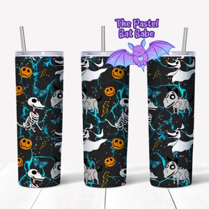 Può includere: Tre bicchieri in acciaio inossidabile con sfondo nero e un motivo ripetuto di un fantasma, uno scheletro, una zucca, un fulmine e una farfalla. Il testo "The Pastel Bat Babe" è in alto nell'immagine.