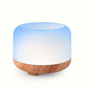 Puede incluir: Un difusor de aceites esenciales cilíndrico con una base de madera clara y una sección superior blanca opaca y lisa que brilla con una suave luz azul. La base cuenta con dos botones etiquetados como LIGHT y MIST, con ajustes para 1H, 3H, 6H y ON.