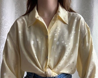 chemisier de couleur jaune doux vintage des années 1980 à pois - chemise boutonnée à manches longues - boutons chatoyants - chemisier disco