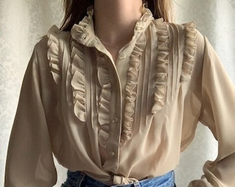 vintage années 1970 ébouriffé classique style victorien bouton vers le haut chemisier à manches longues - couleur beige kaki - style féminin romantique - semi-transparent