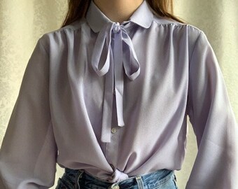 Vintage-Bluse aus den 1980er Jahren in Lila und Blau mit Schleife vorne – klassisches, minimalistisches Oberteil