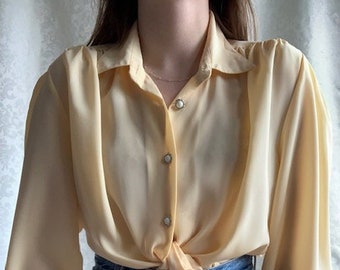 Vintage 1980er Jahre weiche pastellorangefarbene Langarm-Bluse mit Knöpfen und silberweißen Perlenknöpfen – Sekretär-Top – minimalistisch