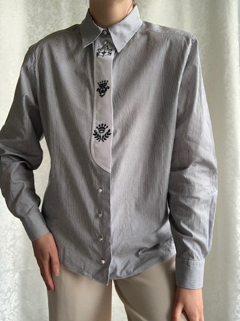 fits M Vintage Erfce Jeunesse classic grey black and white striped blouse with silver buttons shoulder padding and embroidery