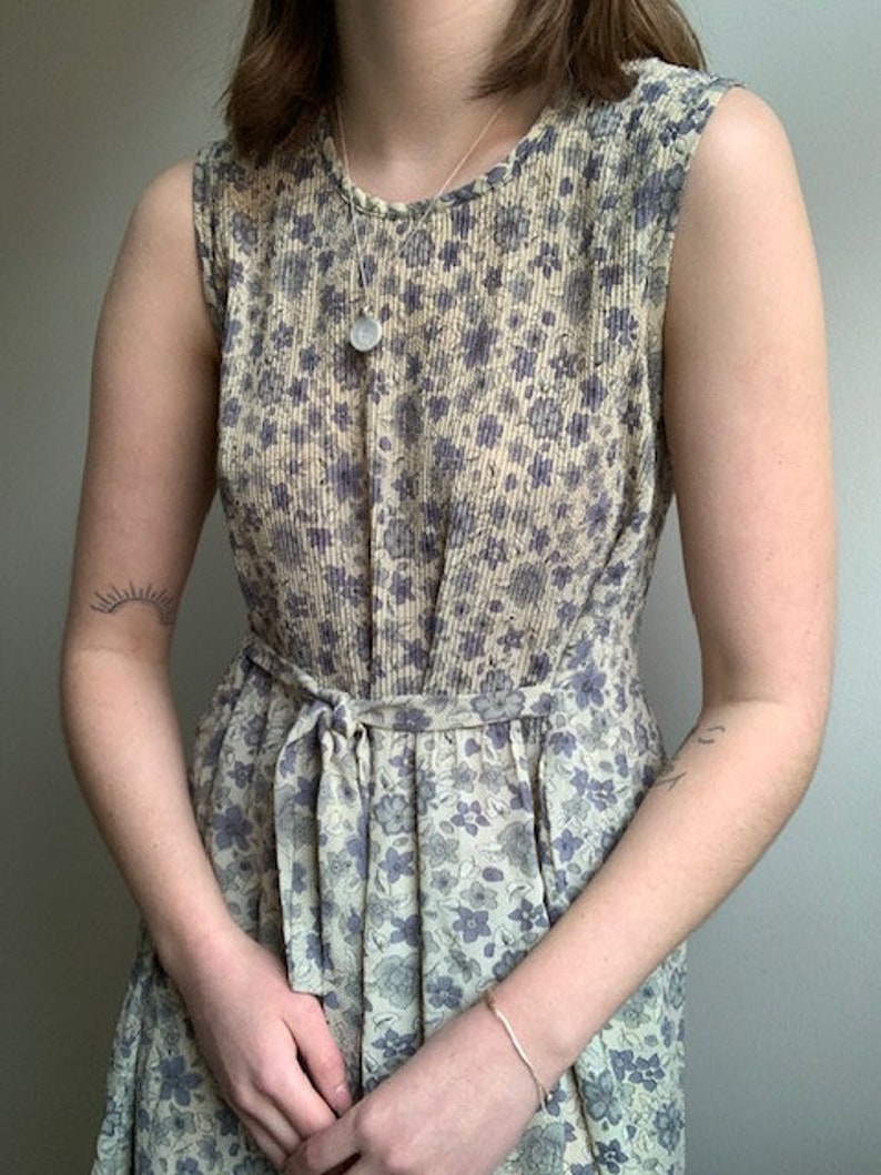 fits S M classic womans dress Vintage Beige blue green colored flower printed sleeveless flowy summer maxi dress with waist ribbon