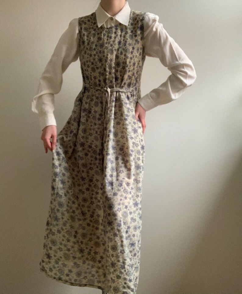 fits S M classic womans dress Vintage Beige blue green colored flower printed sleeveless flowy summer maxi dress with waist ribbon