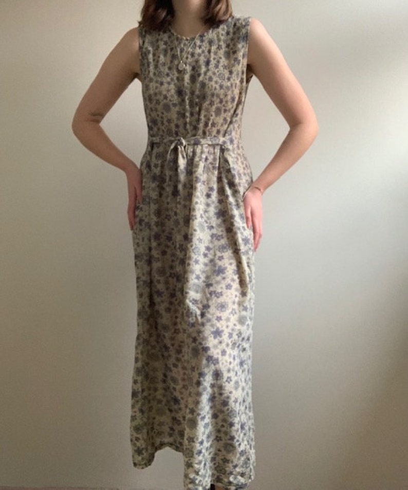 fits S M classic womans dress Vintage Beige blue green colored flower printed sleeveless flowy summer maxi dress with waist ribbon