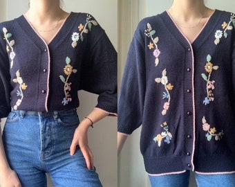 cardigan à fleurs brodé bleu marine vintage des années 1990 avec manches 3/4 - tricots de printemps d’été - joli haut de style cottage romantique boho