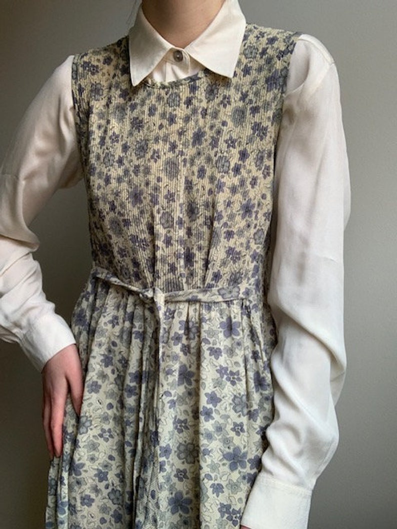 fits S M classic womans dress Vintage Beige blue green colored flower printed sleeveless flowy summer maxi dress with waist ribbon