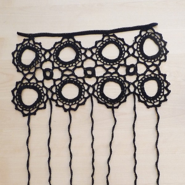 Paire de petits rideaux noirs au crochet fait main - dentelle - contemporain - salle de bains - petite fenêtre - rond- filet - fleur - noir