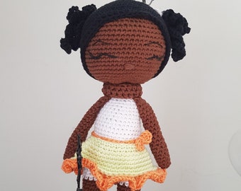 Poupée au crochet africaine couettes frisées - fait main - artisanal - cadeau - décoration - tendresse  - chambre -