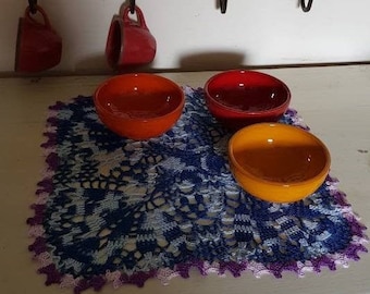 Nuca de encaje de ganchillo - hecha a mano - cuadrado - azul y púrpura - color - mesa central - hecho a mano