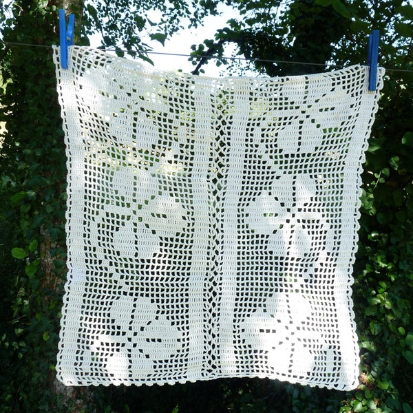 Rideau vintage blanc au crochet motifs floraux fait main - artisanal - années 80/90 -