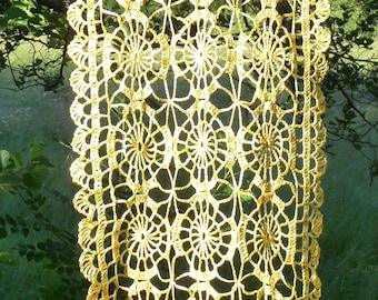 Pequeña cortina de crochet hecha a mano de color amarillo