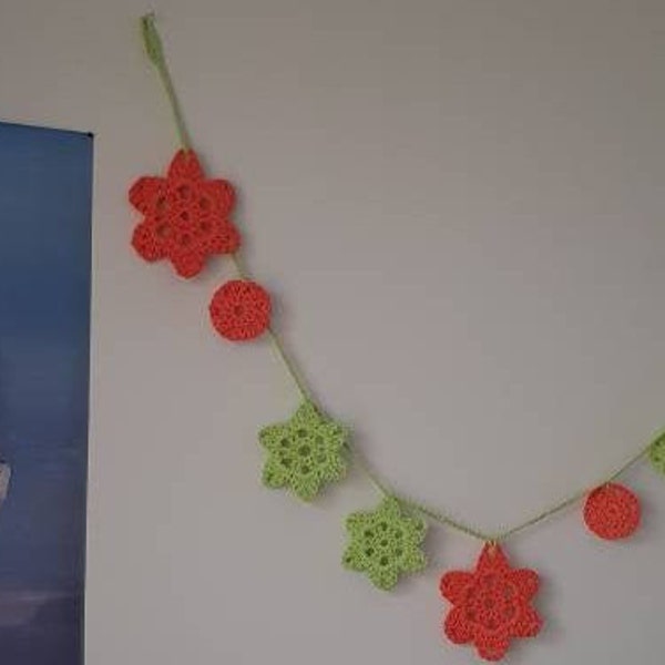 Guirlande de fleurs au crochet fait main - orange et vert anis - déco pour toutes les pièces de la maison