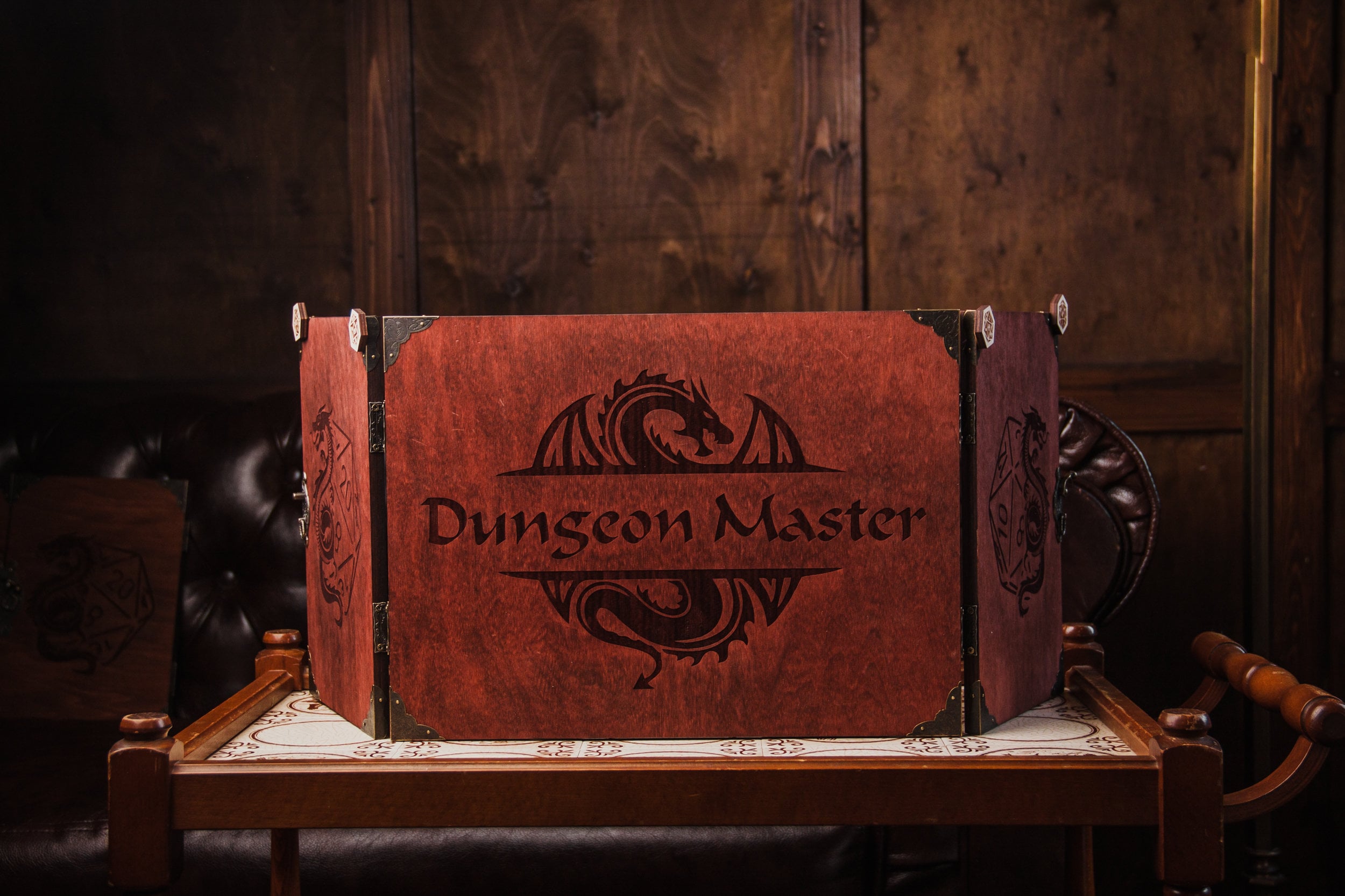 Écran Du Maître De Donjon (DM Screen) Pour D&D 5e - 4 Panneaux 92x30 Cm, Marqueurs Effaçables, Cartes Incluses