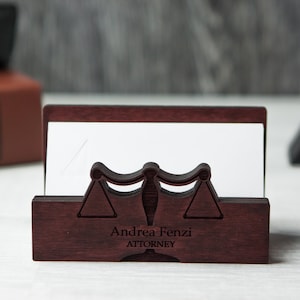 Anwalt-Kartenhalter, personalisierte Anwalt Geschenk, personalisierte Visitenkarte Halter für Schreibtisch, Holz Visitenkarte Halter Schreibtisch, benutzerdefinierte Anwalt Geschenk