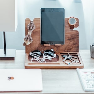 Estación de acoplamiento personalizada, estación de carga de madera, organizador de mesita de noche para hombre, almacenamiento de tecnología, estación de acoplamiento para papá, estación de acoplamiento para el Día del Padre