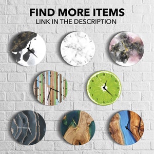 Pu&ograve; includere: Una collezione di orologi da parete rotondi con vari design, tra cui marmo, arte astratta, legno e una fetta di lime. Gli orologi sono montati su un muro di mattoni bianchi. Il testo in alto recita "FIND MORE ITEMS LINK IN THE DESCRIPTION."