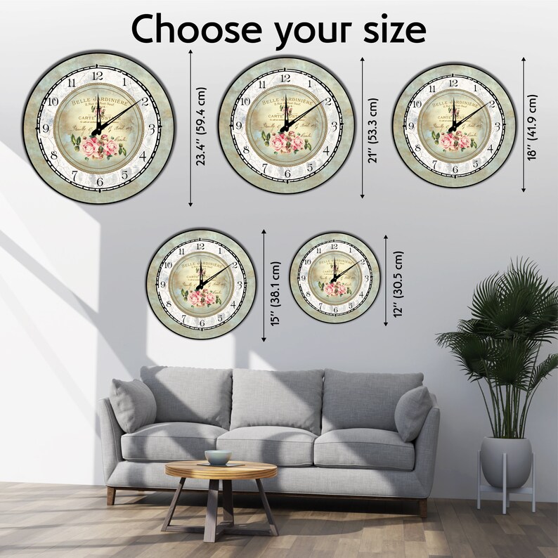 Pu&ograve; includere: Una collezione di orologi da parete rotondi di varie dimensioni, da 30,5 cm a 59,4 cm. Ogni orologio presenta un design vintage con un motivo floreale e il testo "BELLE JARDINIERE". Il testo "Choose your size" &egrave; incluso.