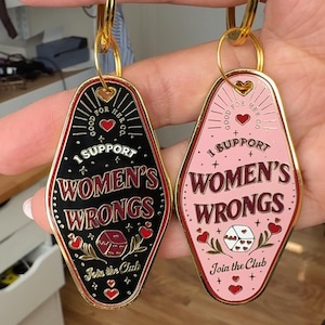 Ich unterstütze Frauen Wrongs harte Emaille Schlüsselbund | Feministische Schlüsselanhänger | Mutiges feministisches Geschenk | Gut für Ihr Kollektiv
