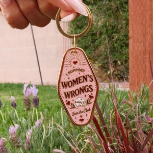 Ich unterstütze Frauen Wrongs harte Emaille Schlüsselbund | Mutiges feministisches Geschenk | Gut für Ihr Kollektiv Bild 3