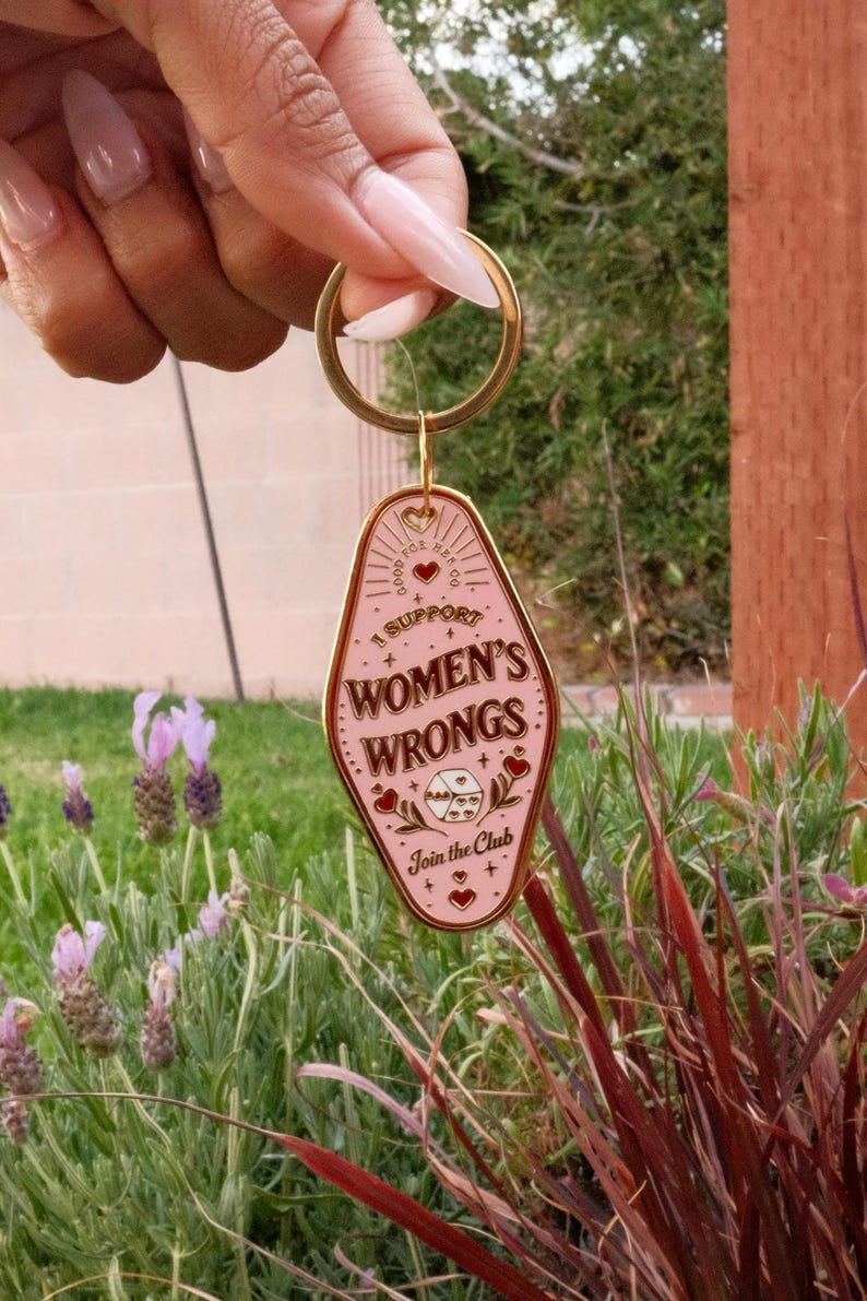 Ich unterstütze Frauen Wrongs harte Emaille Schlüsselbund | Mutiges feministisches Geschenk | Gut für Ihr Kollektiv Bild 3
