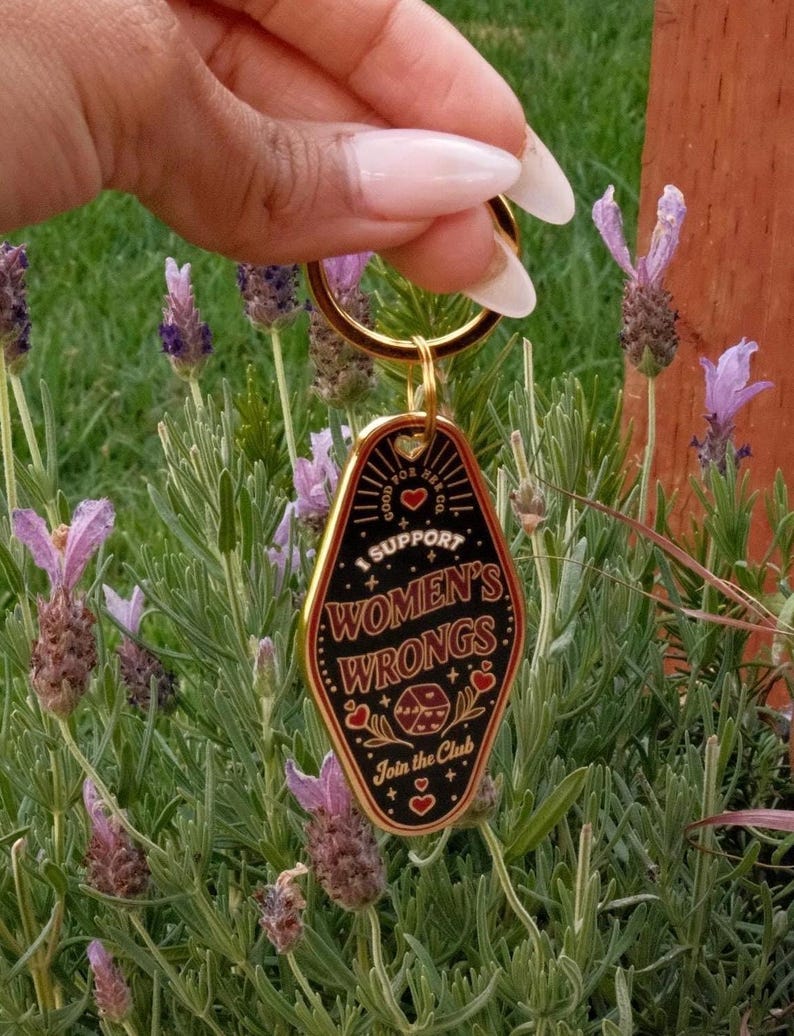Ich unterstütze Frauen Wrongs harte Emaille Schlüsselbund | Mutiges feministisches Geschenk | Gut für Ihr Kollektiv Bild 2