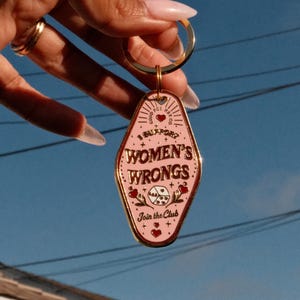 Ich unterstütze Frauen Wrongs harte Emaille Schlüsselbund | Mutiges feministisches Geschenk | Gut für Ihr Kollektiv Bild 1