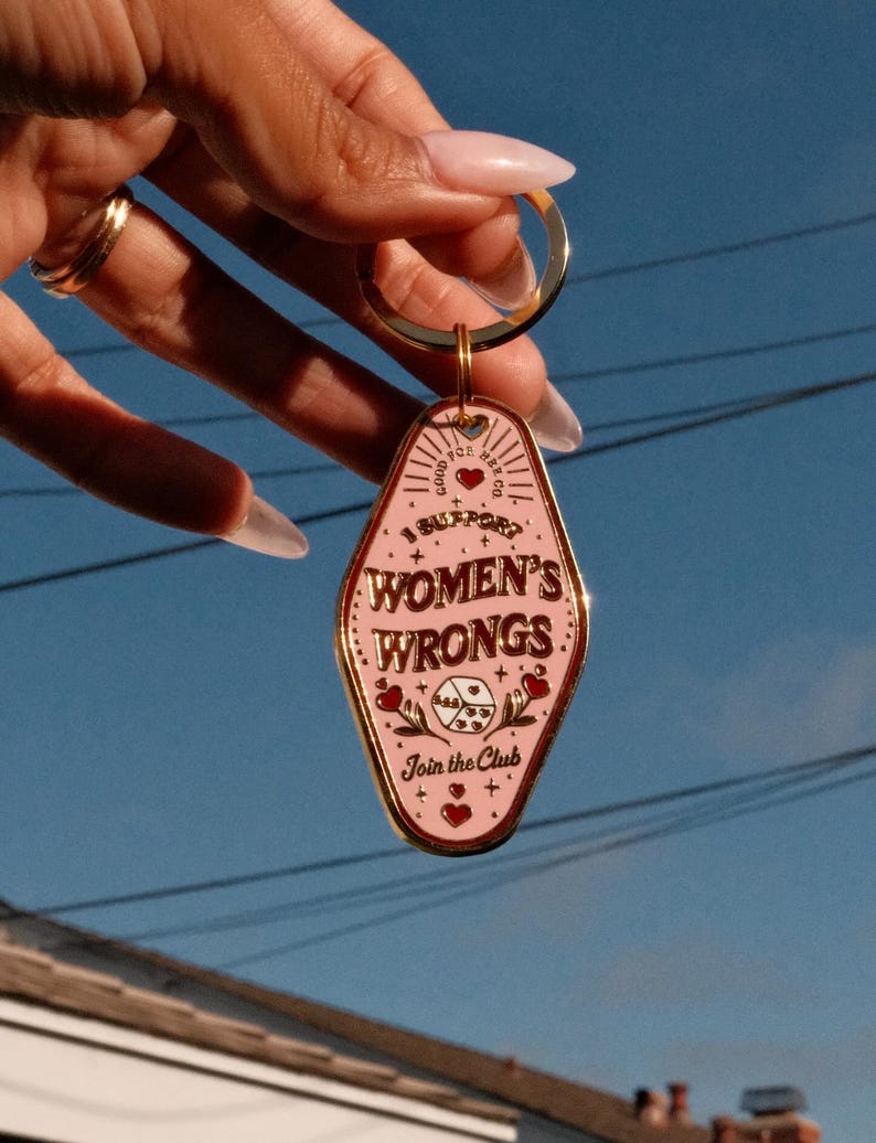 Ich unterstütze Frauen Wrongs harte Emaille Schlüsselbund | Mutiges feministisches Geschenk | Gut für Ihr Kollektiv Bild 1