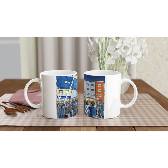 読書。11オンス フットボールクラブマグカップ：スタジアムサポーター