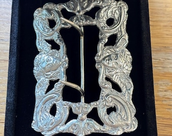 Fibbia vittoriana in argento con punzone di Birmingham, realizzata da Nathan & Hayer.