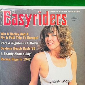 Op de afbeelding: Een tijdschriftcover voor Easyriders, een motormagazine, met een vrouw in een wit tanktop en een spijkerbroek. De tekst op de cover luidt "Win a Harley and a Fly & Putt Trip to Europe!" en "Rare & Righteous K Model Daytona Beach Bash '85".