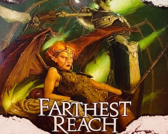 Op de afbeelding: Een boekomslag met een witte achtergrond en een groene, gele en bruine illustratie van een gevleugeld wezen en een skeletfiguur. De titel van het boek is "Farthest Reach" en de auteur is Richard Baker. Het boek maakt deel uit van de Forgotten Realms-serie en is het tweede boek in de Last Mythal-serie.