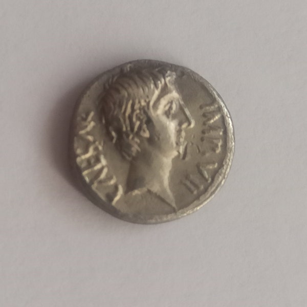 Schaars oud-Romeins zilver Quinarius van keizer Octavianus Augustus. Overwinning omgekeerd /29-26 v.Chr./