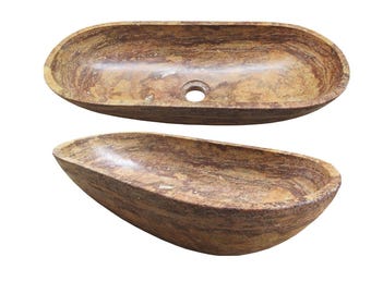 Puede incluir: Dos lavabos de piedra de forma ovalada con un patrón de mármol marrón y beige. Los lavabos están hechos de piedra natural y tienen una superficie rugosa y texturizada.