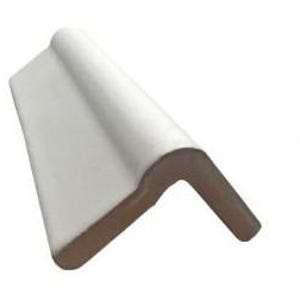 Op de afbeelding: Drie keramische hoektegels in blauw, wit en oranje. Elke tegel heeft een glanzende afwerking en een haakse vorm, ontworpen voor randen of lijsten. De tegels worden getoond tegen een witte achtergrond.