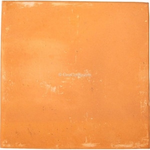 Puede incluir: Un azulejo cuadrado de terracota con una superficie lisa y ligeramente texturizada. El azulejo es de color naranja cálido con un ligero tono rojizo.