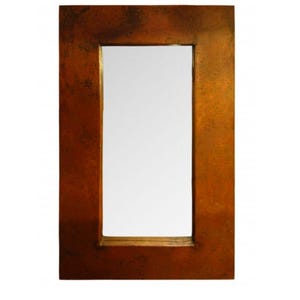 Pode incluir: Um espelho retangular com uma moldura de cobre desgastada. A moldura tem um aspeto quente e rústico.