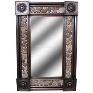 Könnte beinhalten: Ein rechteckiger Spiegel mit einem dekorativen Rahmen aus kleinen Steinen und Metall. Der Rahmen ist dunkelbraun und hat eine erhabene Verzierung an den Rändern. Der Spiegel spiegelt eine weiße Wand.