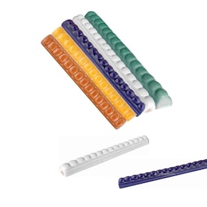 Op de afbeelding: Vijf keramische tegelranden in verschillende kleuren, waaronder groen, wit, blauw, geel en oranje. Elk stuk heeft een afgeronde rand en een herhalend patroon van kleine, verhoogde cirkels.