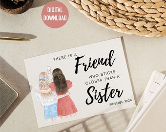 Puede incluir: Una tarjeta imprimible con una ilustración de acuarela de dos mujeres tomando una selfie. El texto dice "Hay un amigo que se pega más cerca que una hermana. Proverbios 18:24". La tarjeta mide 7 pulgadas por 5 pulgadas.