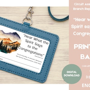 Puede incluir: Un porta-credenciales azul con un cordón, con una inserción impresa con el texto "Hear What the Spirit Says to the Congregations". La inserción incluye un paisaje de acuarela y espacio para el nombre y la congregación.