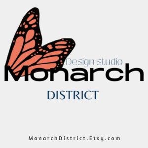 Pode incluir: Um logotipo para um est&uacute;dio de design chamado "Monarch District". O logotipo apresenta uma borboleta laranja estilizada com marcas pretas e o texto "Design studio Monarch District" em preto e azul.