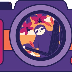 Puede incluir: Una cámara morada con una lente que muestra un perezoso colgado de una rama de árbol con flores rosas en el fondo.